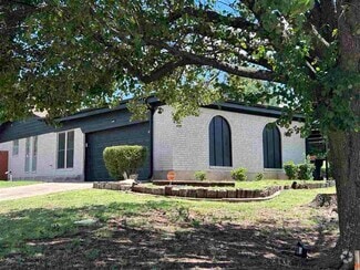 Building Photo - 2717 NW Central Dr