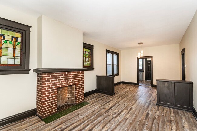 Building Photo - Beautiful Renovated 2 Bed 1 Bath Home