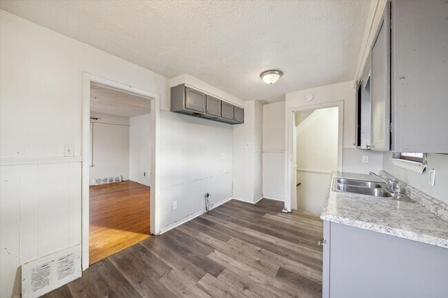 Building Photo - $1200 3 bedroom bungalow - REDUCED MOVE IN...