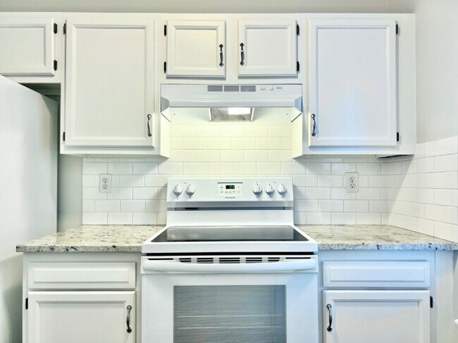 Foto del edificio - RAINTREE TOWNHOME!