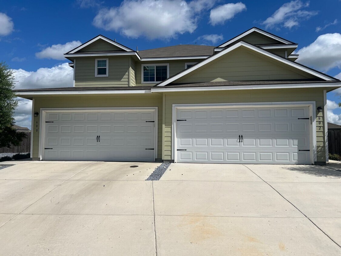 Foto principal - 2-Story Luxury duplex in Seguin