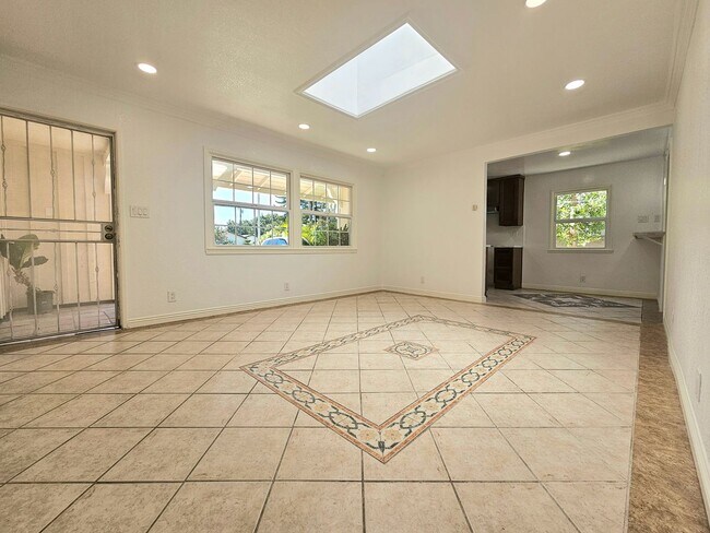 Building Photo - Spacious 3bed 2bath Home in La Puente