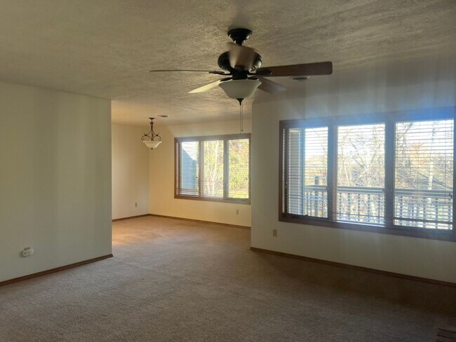 Building Photo - Beautiful & Spacious 2 Bed / 2 Bath Condo Near MSU – Top-Floor with Garage!