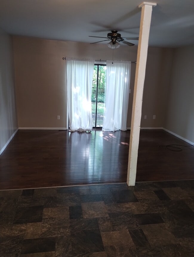Building Photo - 19 Greentree Cir