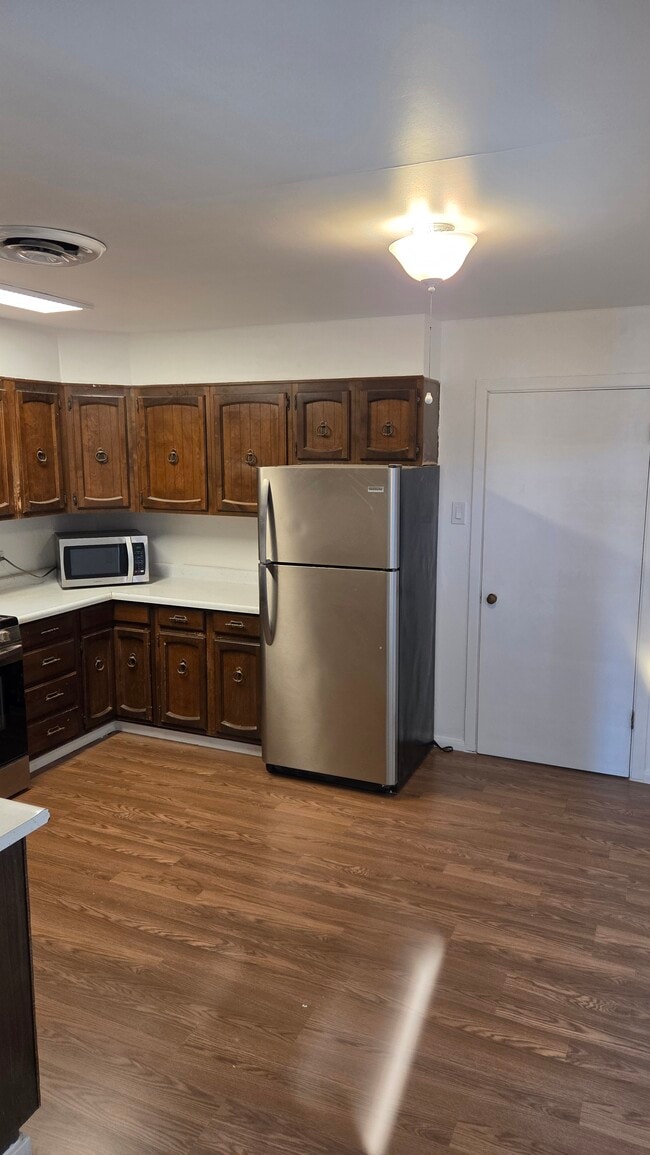 Foto del edificio - 310 W 10th St