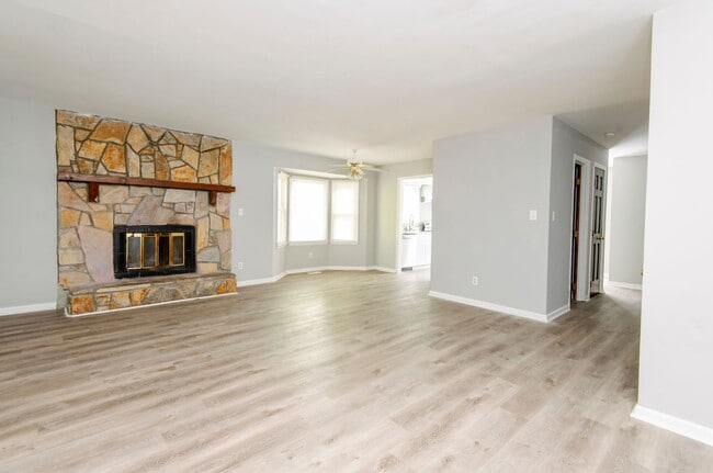 Building Photo - Spacious and conveniently located 3-bedroom, 2.5-bath duplex in Southwest Raleigh!