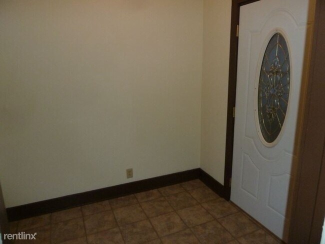 Building Photo - 1 br, 1 bath Apartment - 120 S Cherry Ave