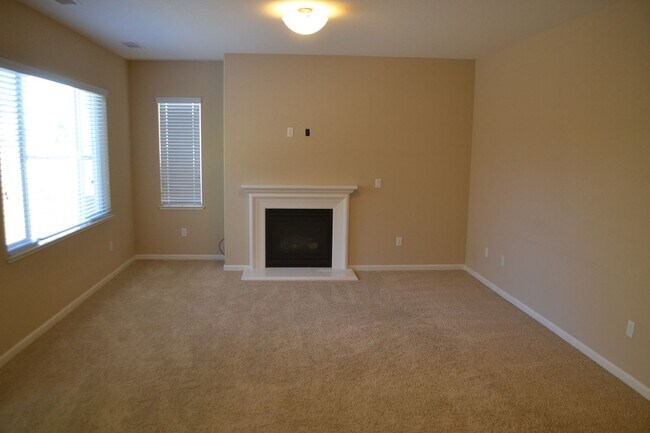 Building Photo - Beautiful 3 bedroom home available in Sout...