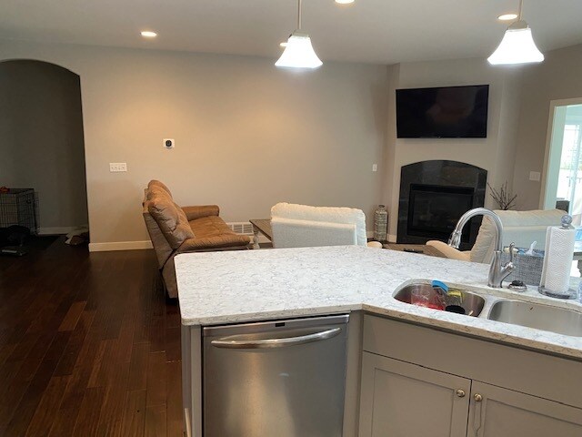 Family room - 923 Lake Forest Cir