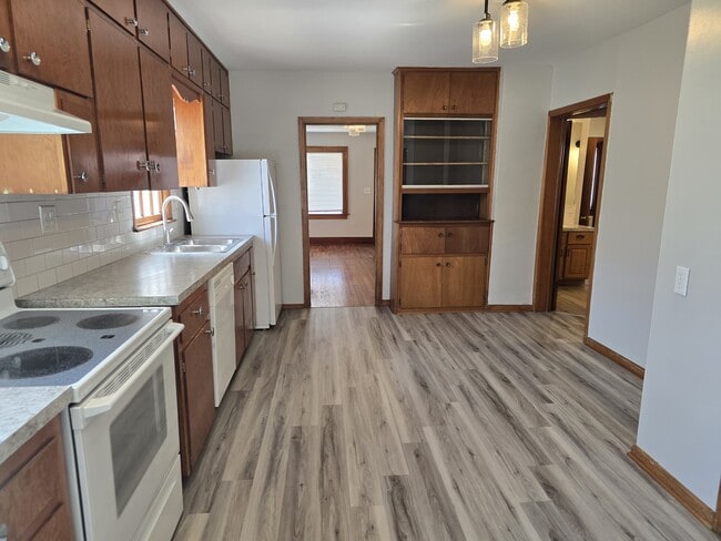 Building Photo - 526 Martinson N