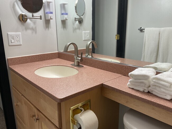Foto del edificio - 2100 Valkyrie Dr NW