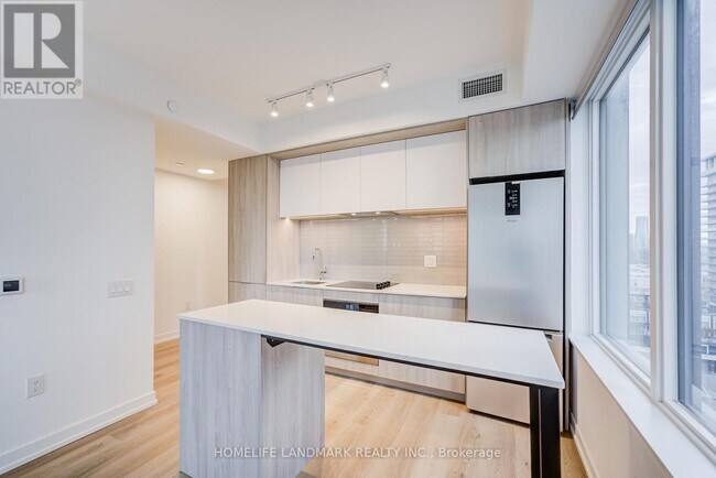 Photo du bâtiment - 395 Square One Dr