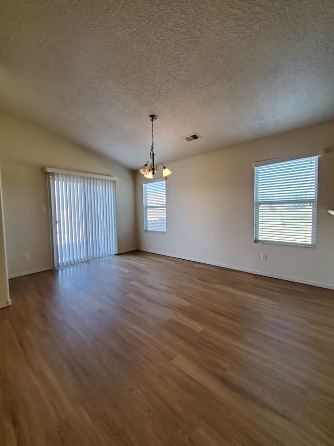 Building Photo - MOVE IN SPECIAL!!!  Cute 3 bed 2 bath in H...