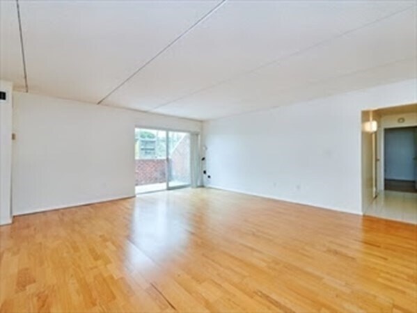 Foto del edificio - 56-56 Broadlawn Park