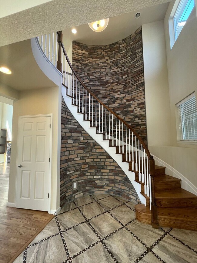 Foto del edificio - Sprawling Two-Story Home w/ Yard Maintenance Included