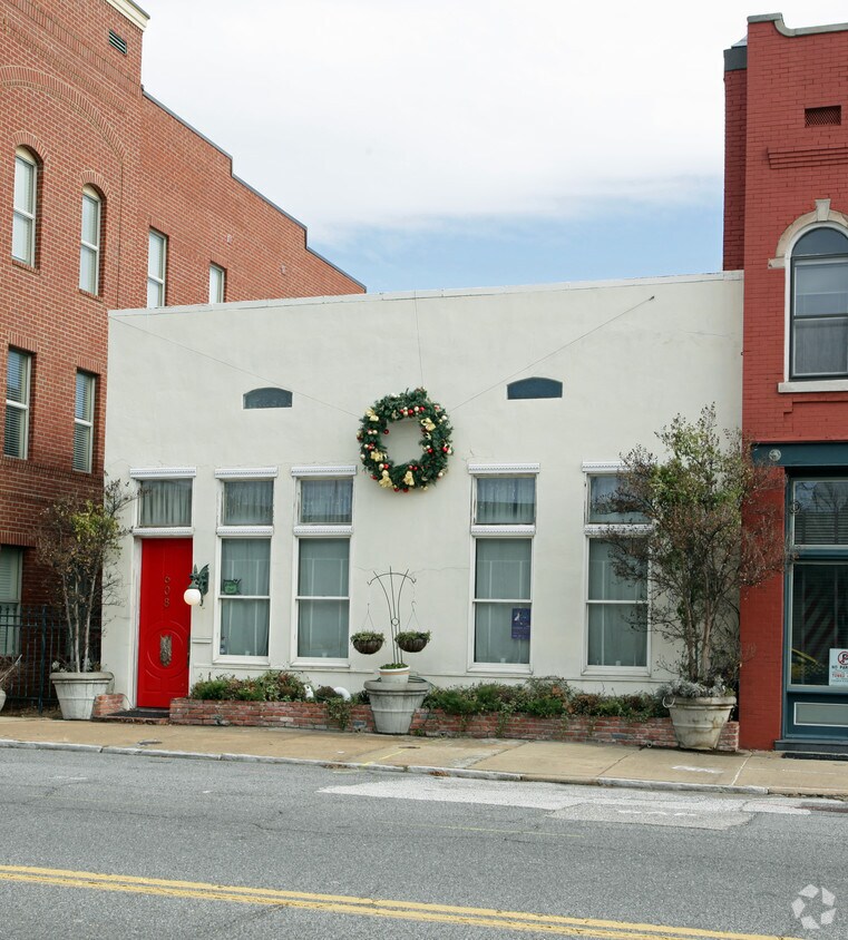 Building Photo - 608 Main St