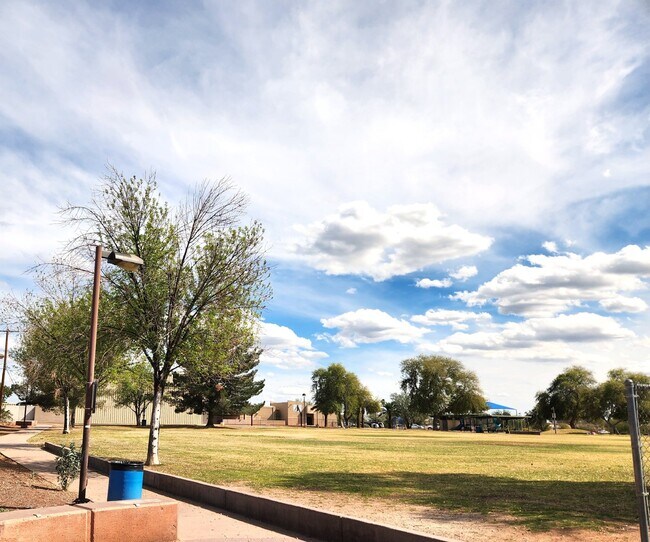 Building Photo - STUNNING ONE BEDROOM TOWNHOUSE SOUTH SCOTT...