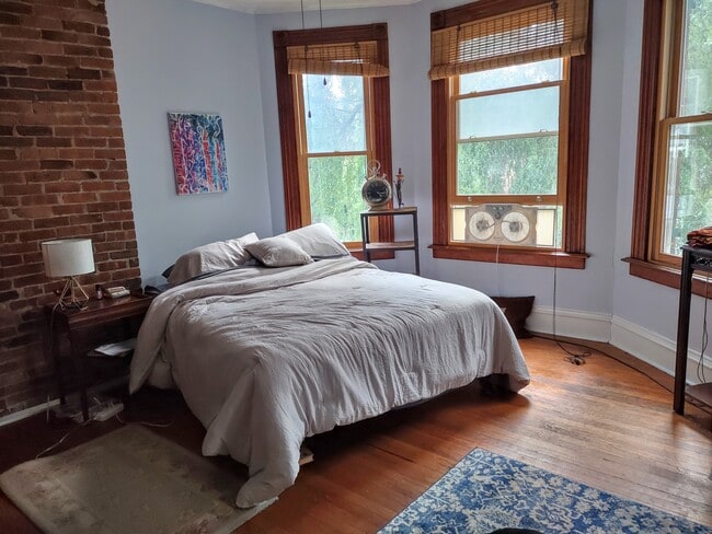 Building Photo - 363 Laurel St