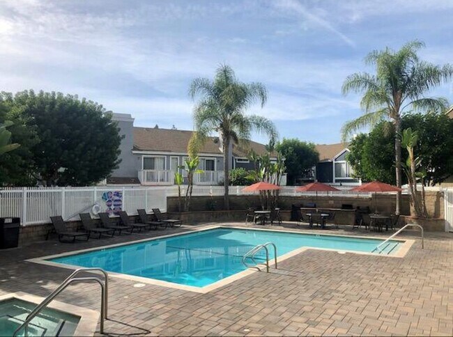 Foto del edificio - 14 Candlewood Ln
