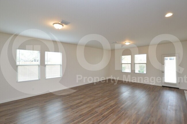 Foto del edificio - 275 W White Sands Dr