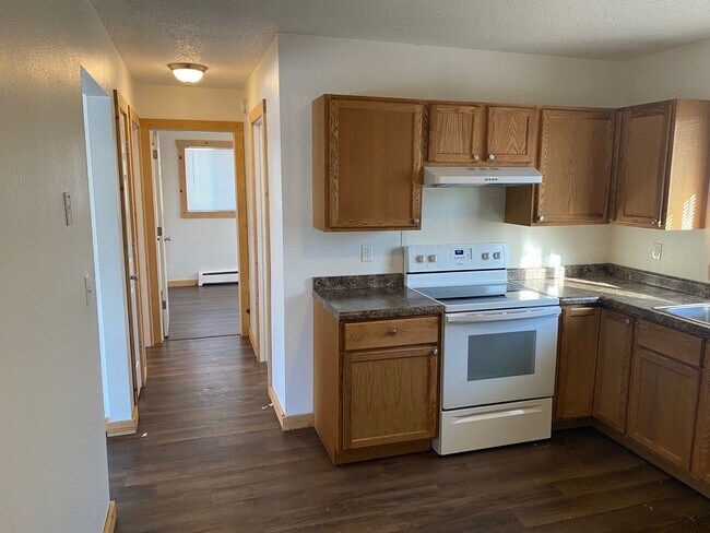 Building Photo - 3 Bed 2 Bath Duplex in Quiet Neighborhood!!