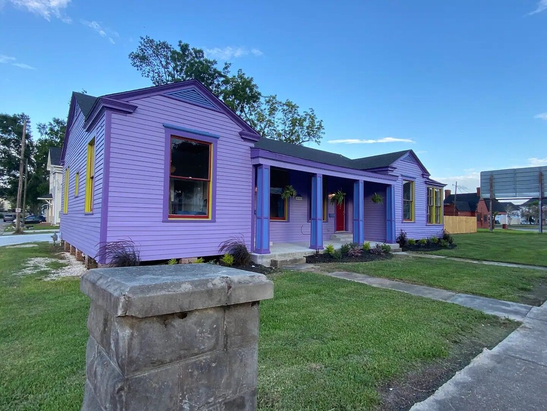 Primary Photo - Fully furnished 2 bedroom home in Downtown...