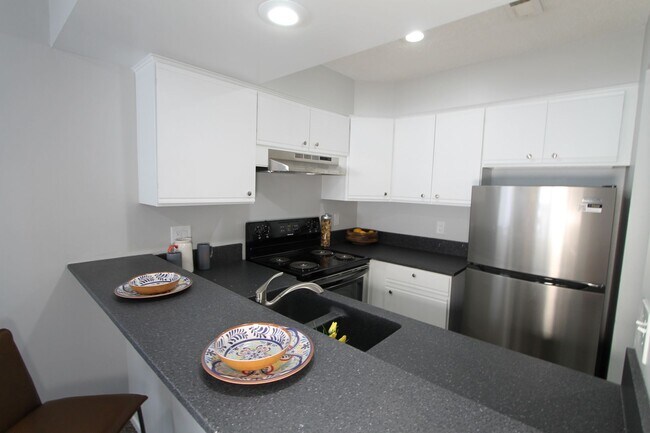 Foto del edificio - The Ellis Point!  Spacious and updated apartment homes in Ralston!