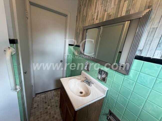 Building Photo - 629 Commercial-