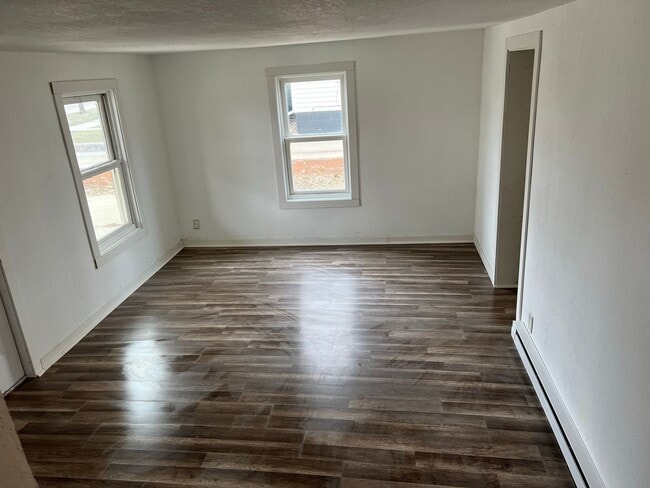 Building Photo - 3 Bedrooms, 1 Bathrooms Single Family Home...