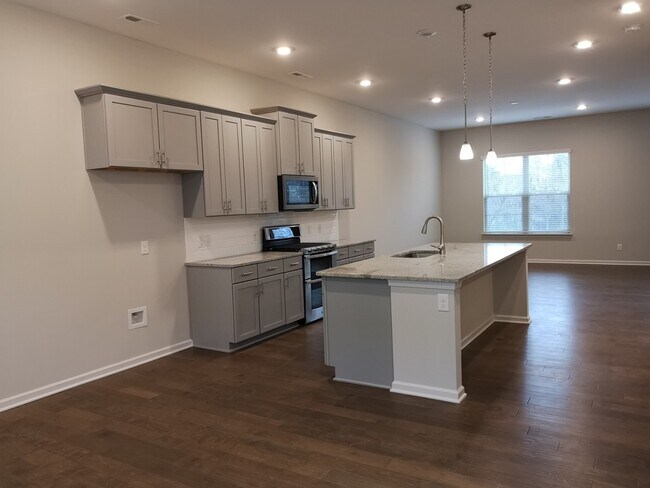 Building Photo - Excellent Location!!!Townhome