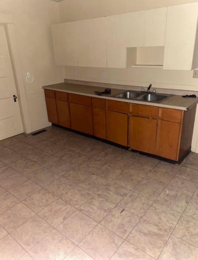 Building Photo - 384 Meek St