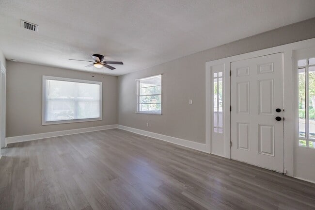 Building Photo - Adorable 3/2 Bungalow Available Now!