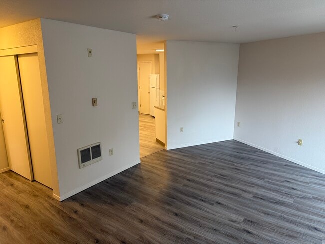 Sala de estar/cocina - Rose City Center Apartments - 55 and Over