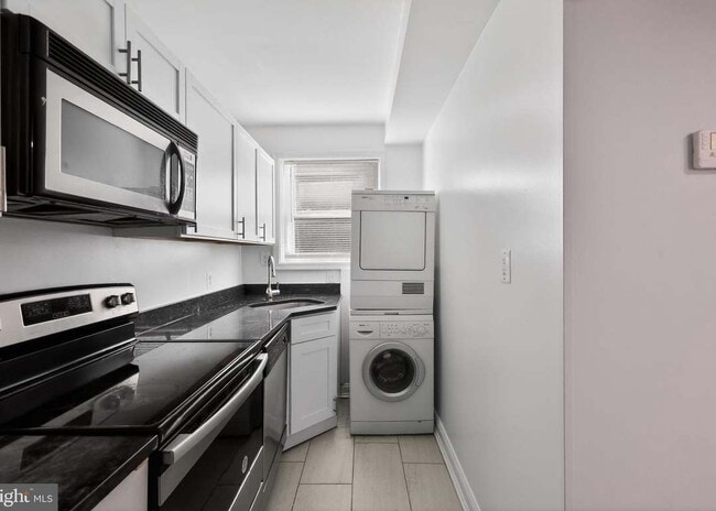 Building Photo - 3065 Patrick Henry Dr