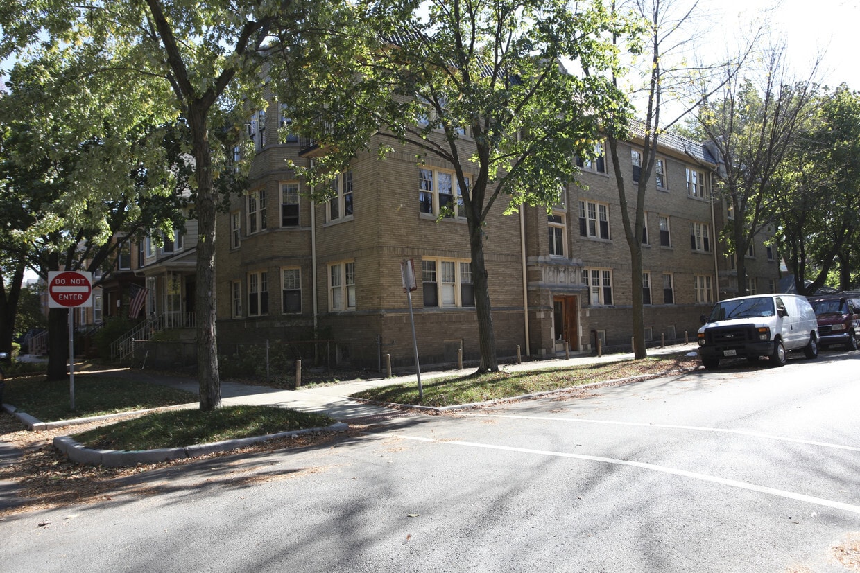 Building Photo - 3715-3721 N Leavitt St
