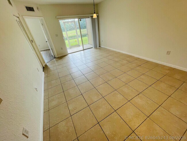 Building Photo - 1055 Golden Lakes Blvd