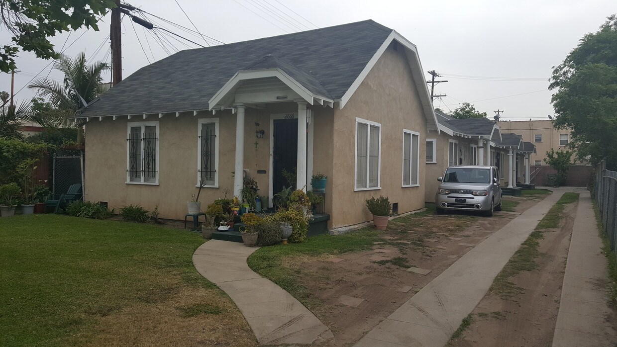 Primary Photo - 2866-2868 1/2 Edgehill Dr