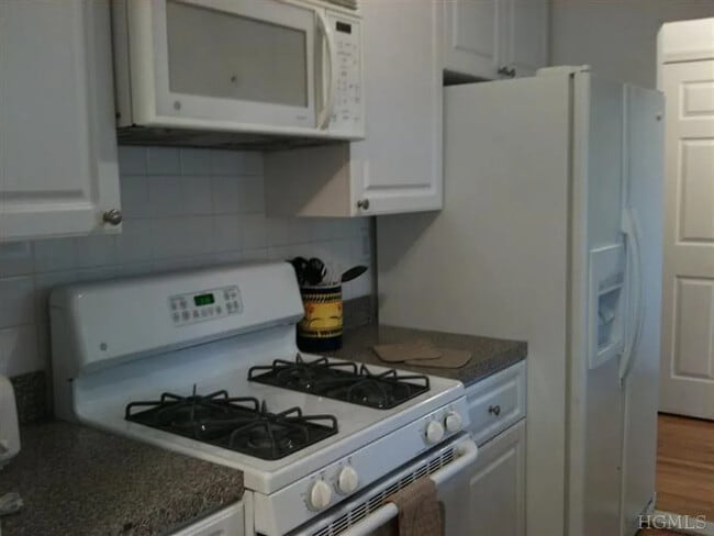 Foto del edificio - 3251 Riverdale Ave