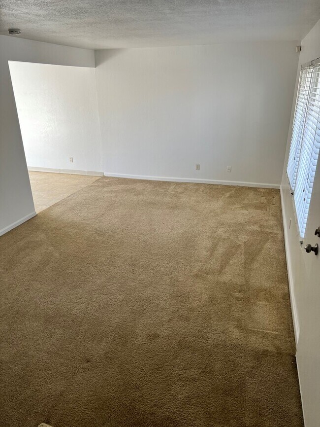 Foto del edificio - 8823 Salmon Falls Dr