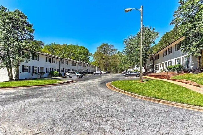 Foto del edificio - 3520 Creekview Pl