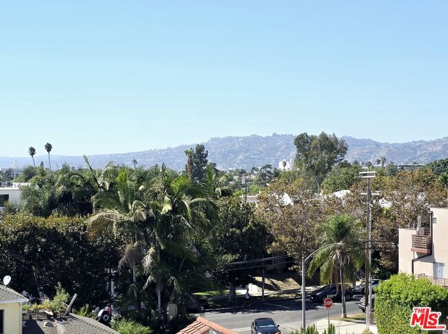 Foto del edificio - 5030 Rosewood Ave