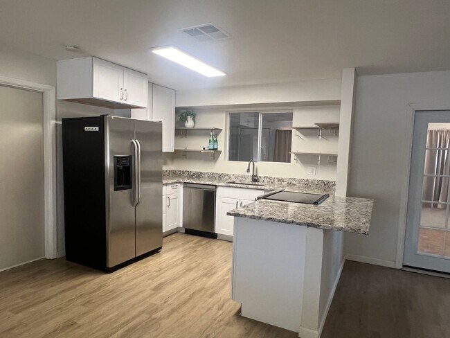 Foto del edificio - Discover this fully renovated 2-bedroom, 2...
