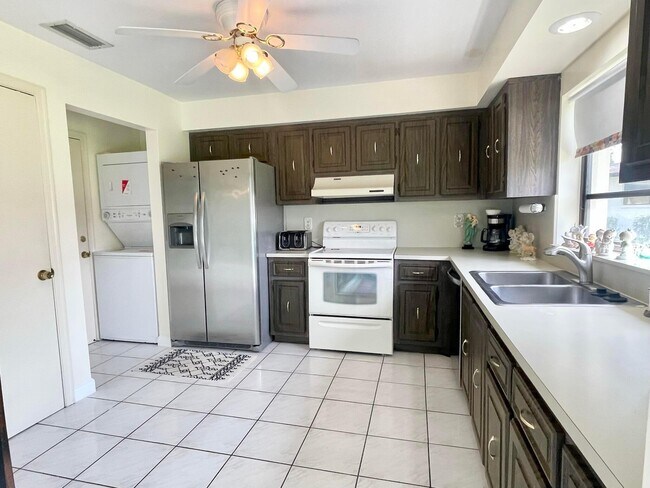 Foto del edificio - 4961 Dovewood Rd