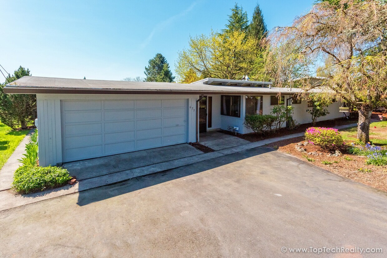 Charming Mid-Century Modern Ranch | 3 Bed | 2 Bath | One-Level Living | Prime Cedar Mill Location... - Charming Mid-Century Modern Ranch | 3 Bed | 2 Bath | One-Level Living | Prime Cedar Mill Location...