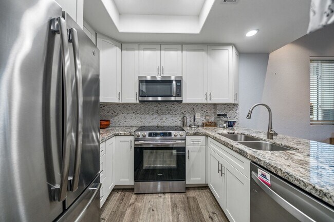 Foto del edificio - Mission Valley Beautiful Townhome Fully Furnished with A/C, Laundry + Parking