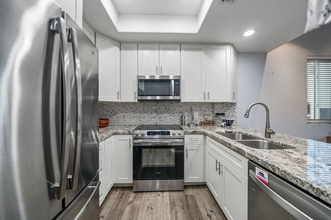 Building Photo - Mission Valley Beautiful Townhome Fully Furnished with A/C, Laundry + Parking