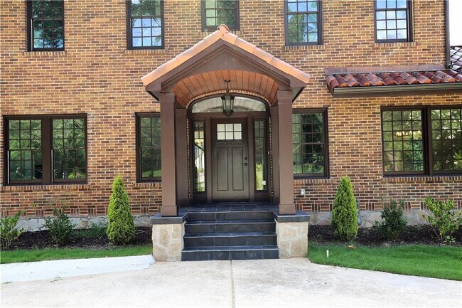 Building Photo - 957 Briarcliff Terrace NE