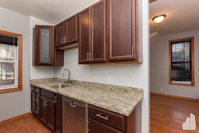 Building Photo - 870 W Buckingham Pl