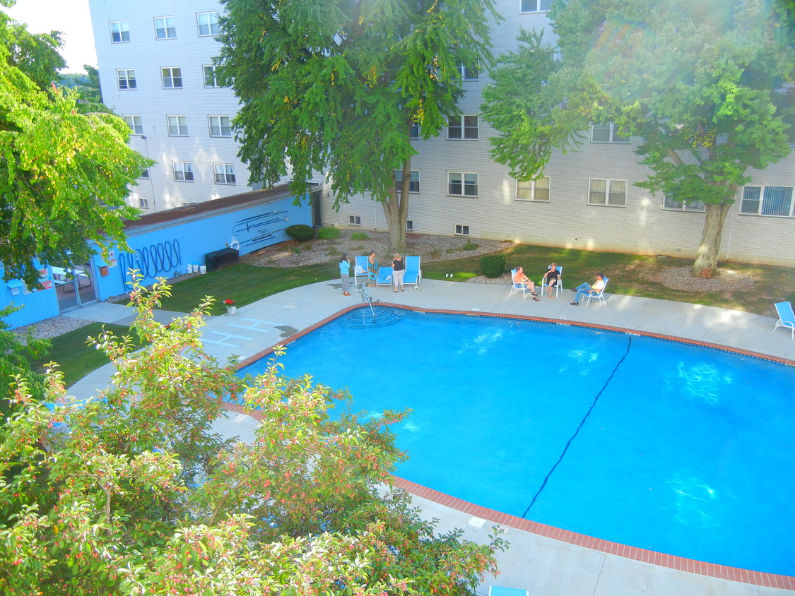 Beautiful large pool area - 887 Farmington Ave