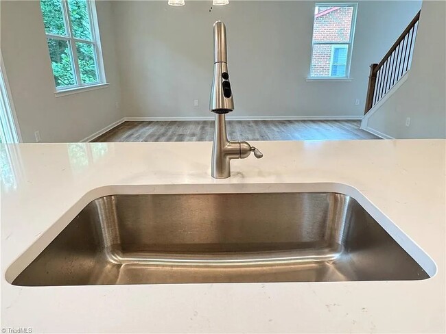 Foto del edificio - 1086 W Bank St